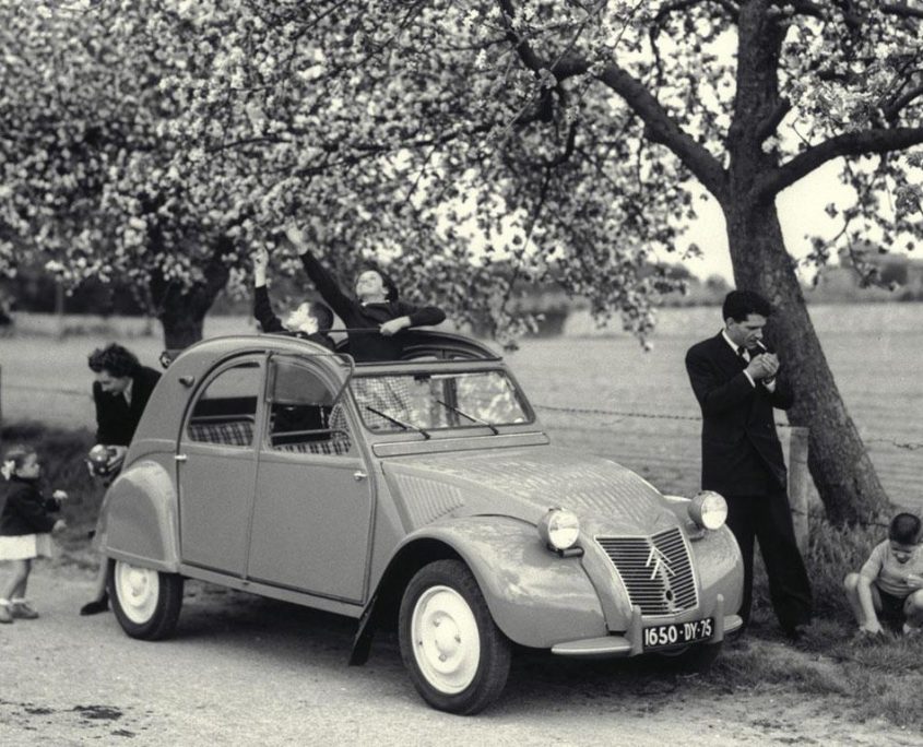 Famille arrêtée en bord de route avec sa 2CV