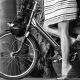 JAMBE D UNE JEUNE FEMME ASSISE SUR UN SOLEX