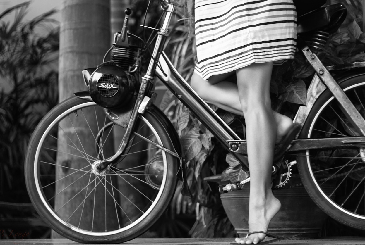 JAMBE D UNE JEUNE FEMME ASSISE SUR UN SOLEX