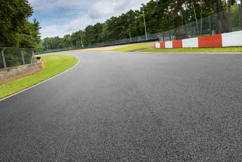 vehicule de collection qui roule sur circuit